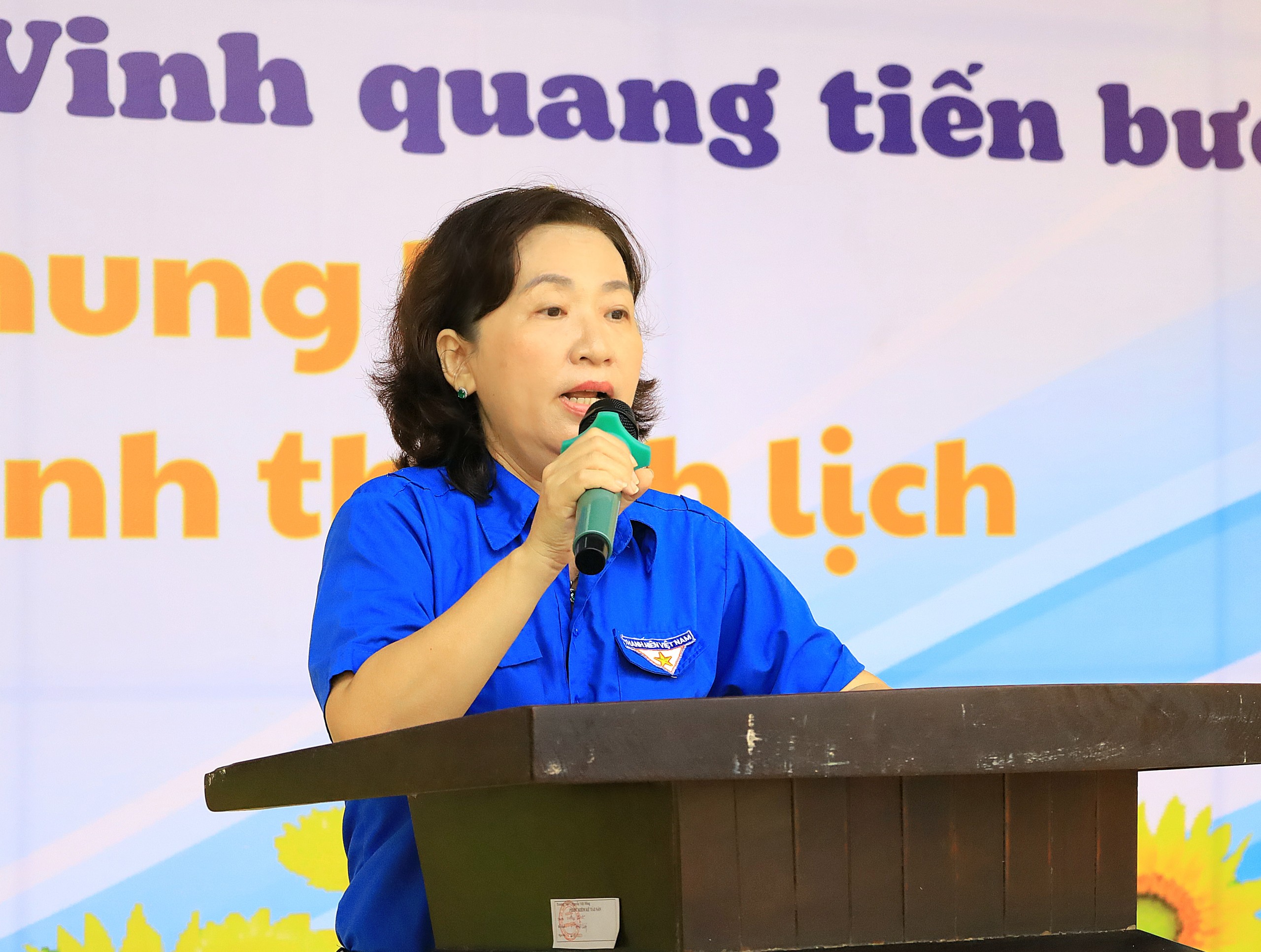 Cô Trần Thị Lụa – Hiệu trưởng Trường THPT Nguyễn Việt Hồng phát biểu tại lễ khai mạc hội trại.