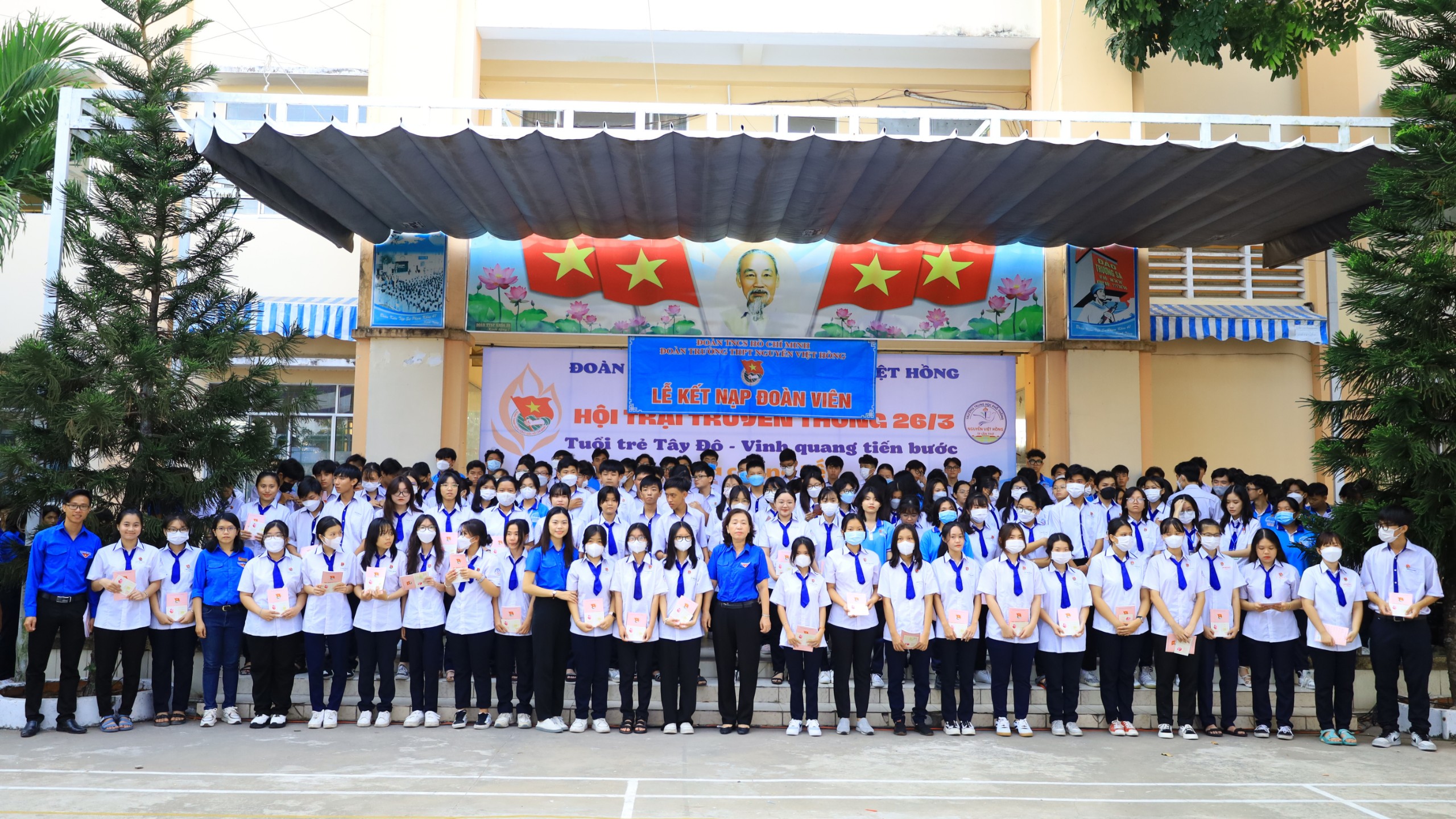 Các em học sinh được vinh dự kết nạp Đoàn vào đúng dịp Kỷ niệm 92 năm ngày thành lập Đoàn Thanh niên Cộng sản Hồ Chí Minh (26/3/1931 - 26/3/2023).