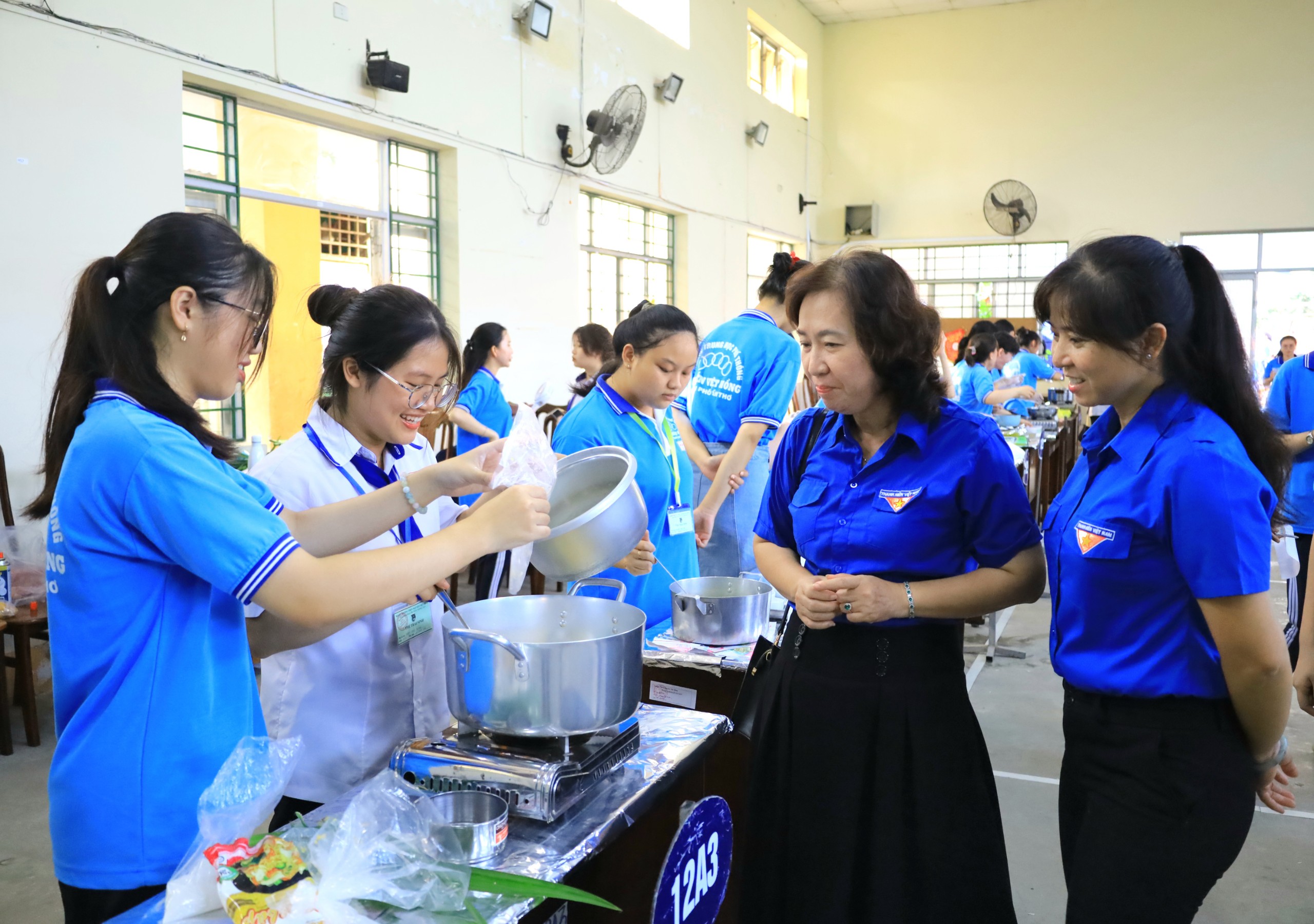 Các em học sinh trổ tài tại hội thi bánh dân gian Nam bộ.