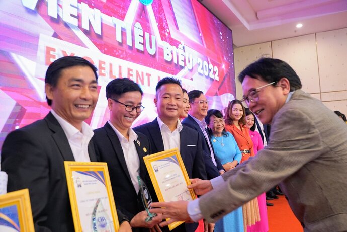 Ông Nguyễn Văn Hào - Chủ tịch CBA tặng hoa và cup tri ân 27 hội viên tiêu biểu năm 2022.