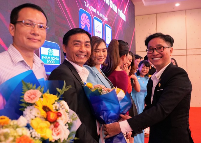 Ông Nguyễn Hoàng Phương - Phó Chủ tịch Hiệp hội doanh nghiệp TP Cần Thơ - tặng hoa cám ơn sự đóng góp của các doanh nghiệp hội viên tài trợ cho Hội nghị.