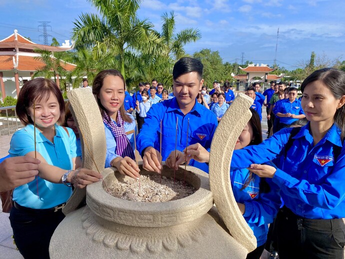 Cô Tổng phụ trách trẻ tuổi luôn tích cực, gương mẫu trong hoạt động phong trào.