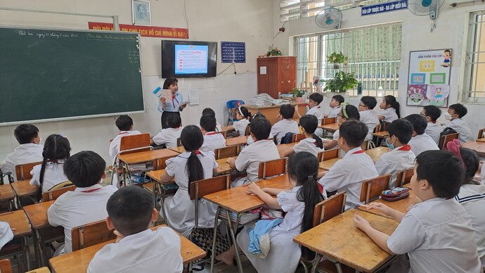 Cô Anh Thư là người vui vẻ, hoạt bát và nhiệt tình không chỉ trên bục giảng hay dưới sân trường.