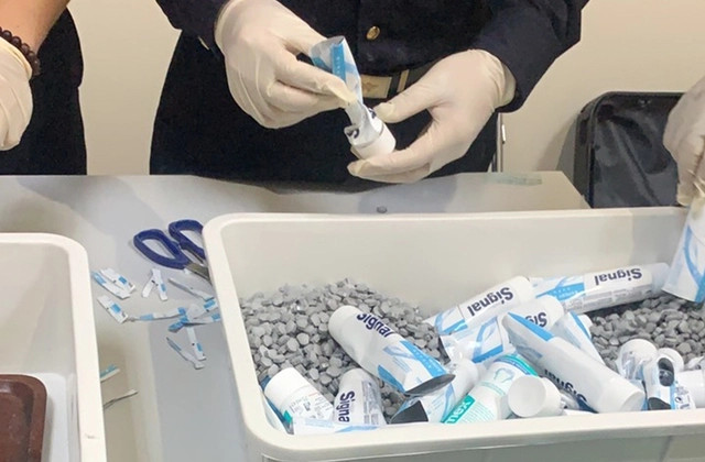 Thuốc lắc và ma túy được đóng trong những tuýp kem đánh răng (Ảnh: Hải quan cung cấp)