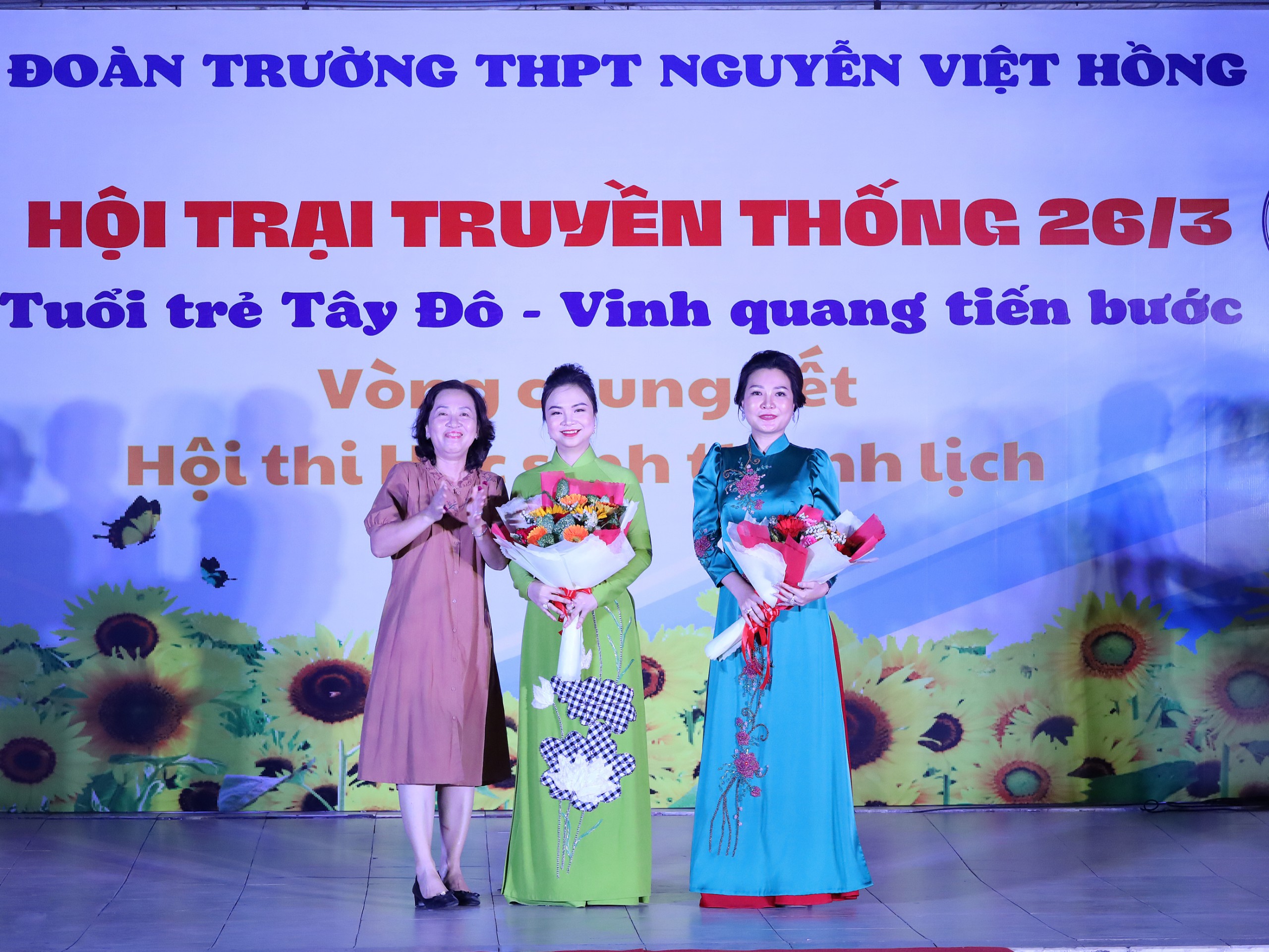 Cô Trần Thị Lụa - Hiệu trưởng Trường THPT Nguyễn Việt Hồng tặng hoa cho đơn vị tài trợ.