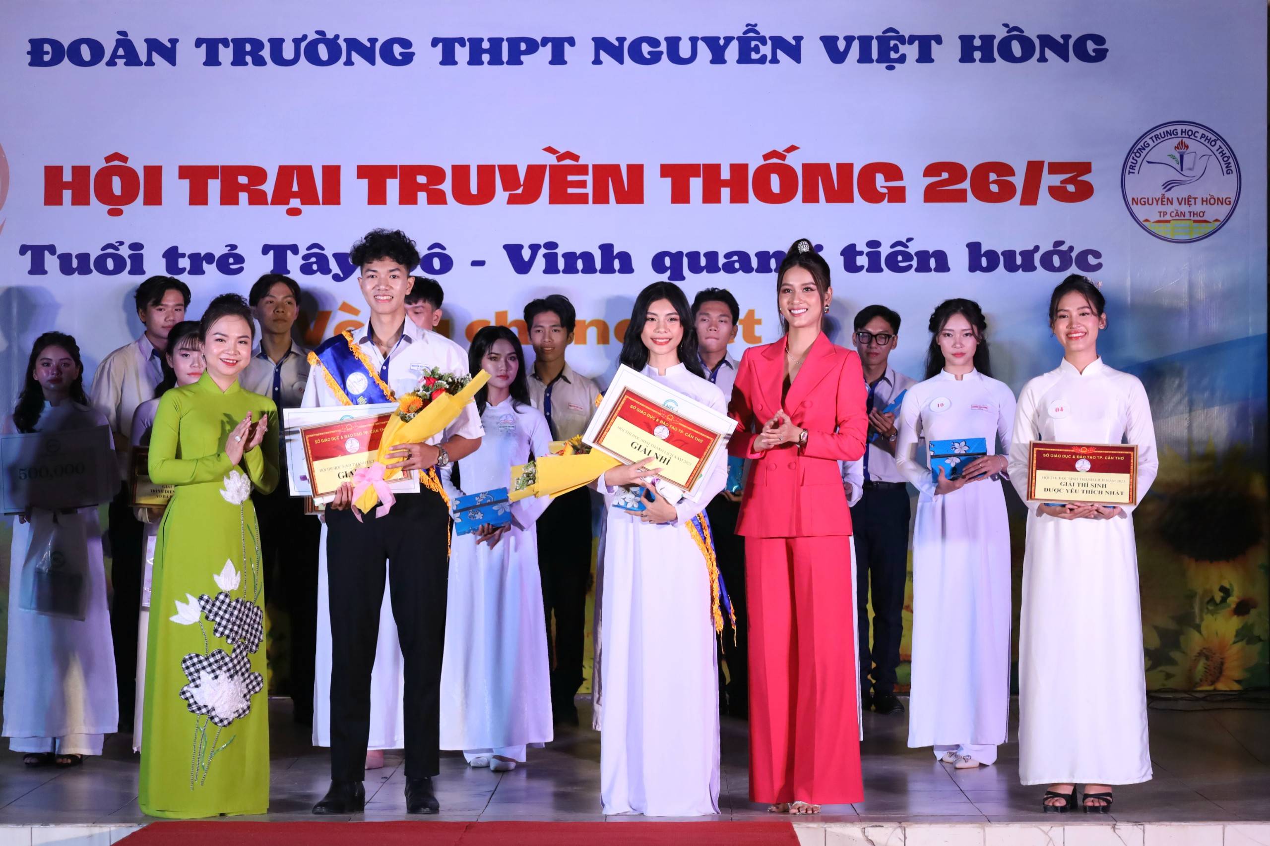 Ban tổ chức trao giải cho Á khôi 1 - Huỳnh Tuyết Nhi và Á vương 1 - Nguyễn Gia Thịnh.