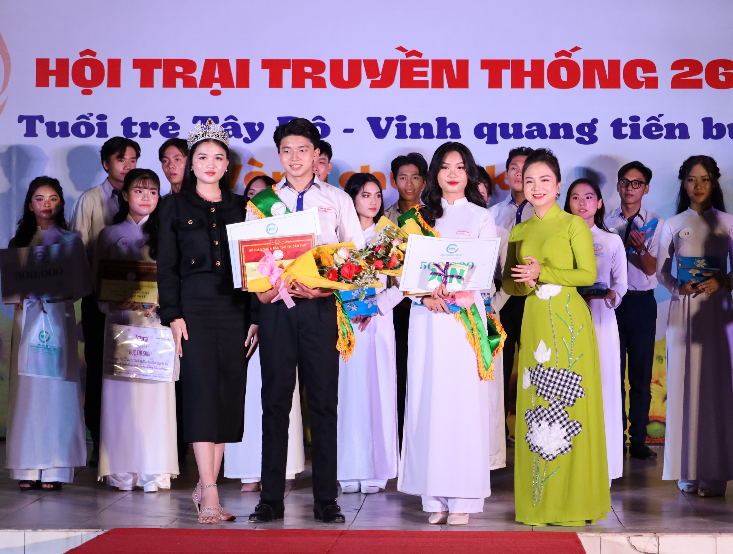 Ban tổ chức trao giải cho Á khôi 2 - Nguyễn Bảo Ngân và Á vương 2 - Trần Gia Thuận.