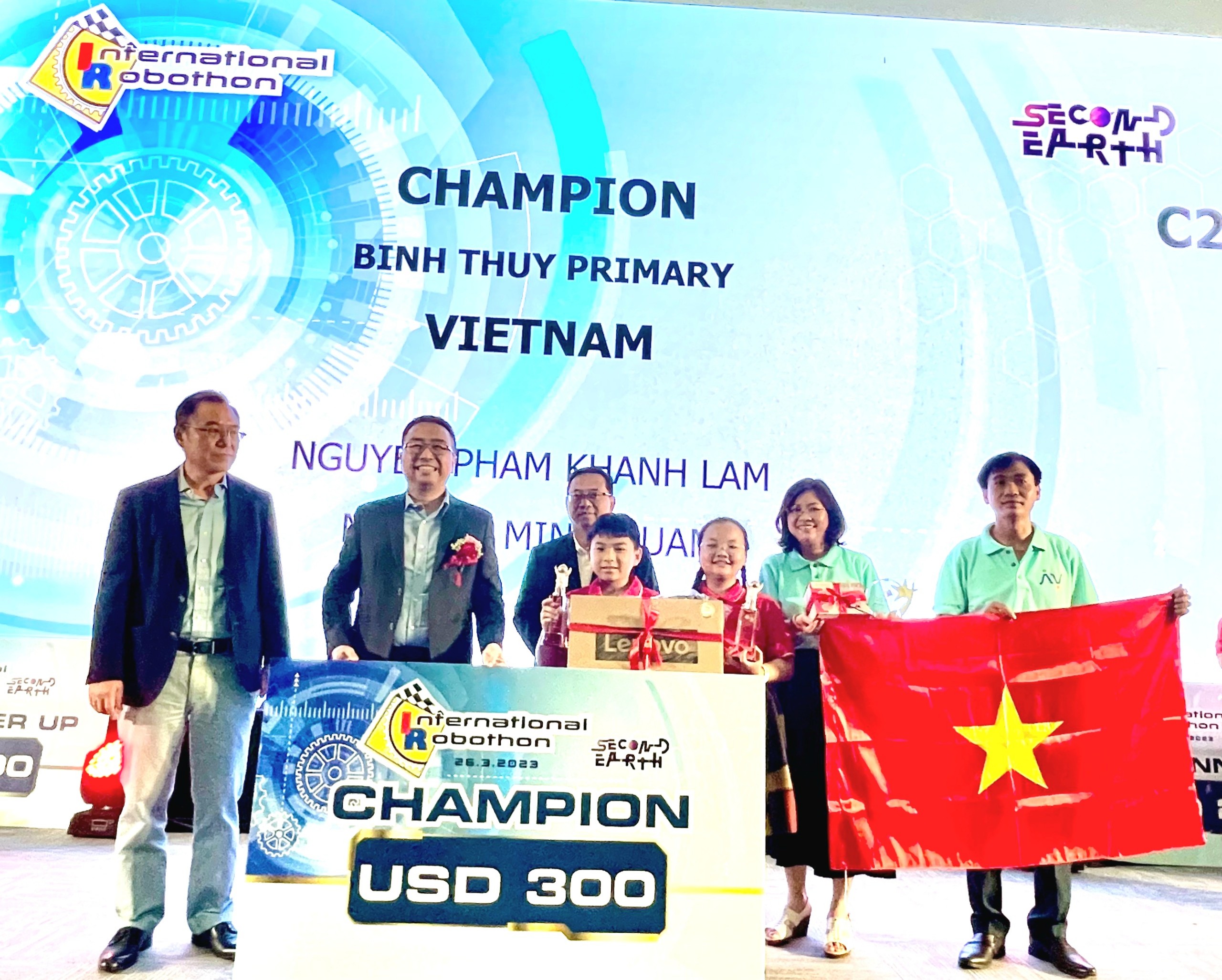 Trao giải Vô địch (Champion) cho 2 em Khánh Lam - Minh Quân (học sinh Trường TH Bình Thủy). Ảnh: Sở GD&ĐT TP. Cần Thơ cung cấp.