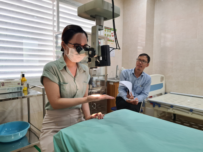 Bác sĩ nhãn khoa trong một buổi thi thực hành lâm sàng tại BV Mắt Sài Gòn Cần Thơ. Ảnh BV cung cấp.