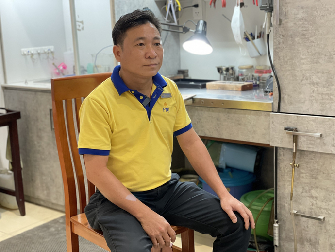 Anh Hà Văn Công - Thợ chế tác tại Công ty CP vàng bạc đá quý Phú Nhuận.