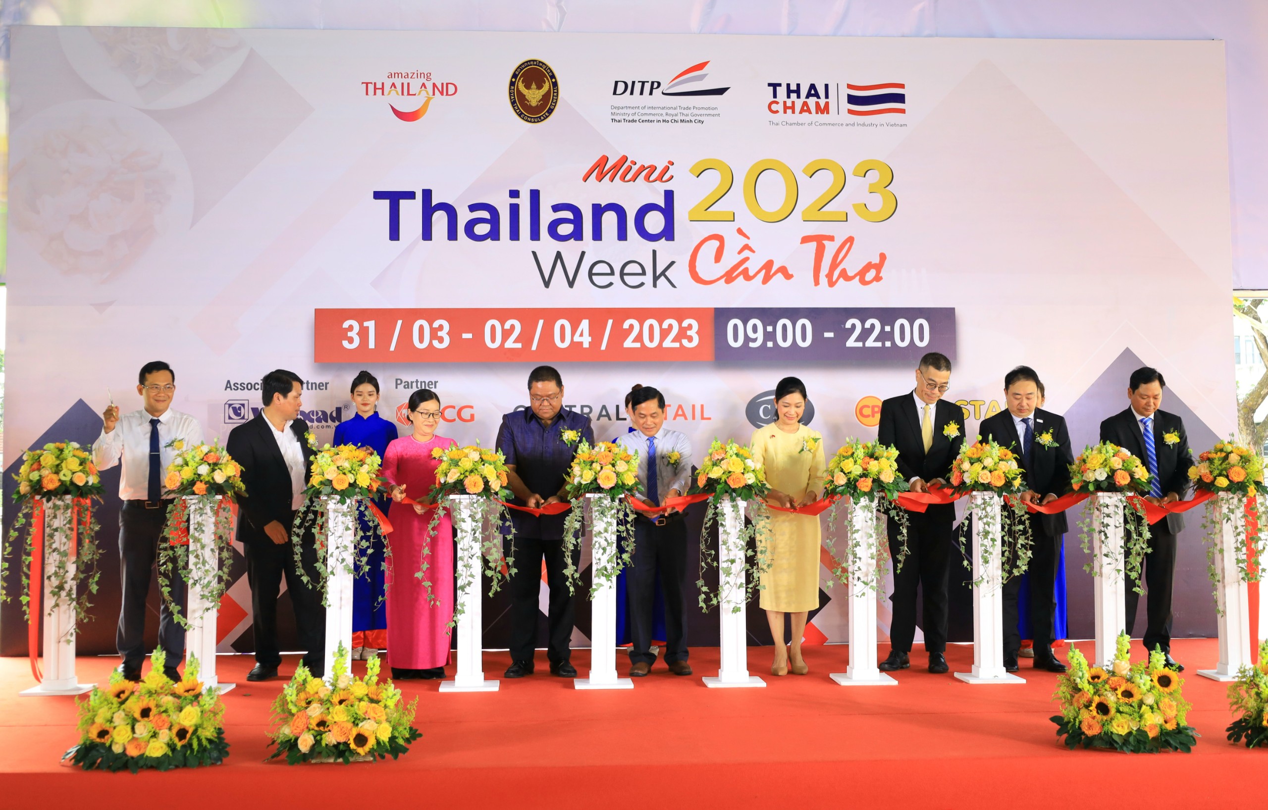 Các đại biểu thực hiện nghi thức cắt băng khai mạc Tuần lễ Thái Lan - Mini Thailand Week 2023.