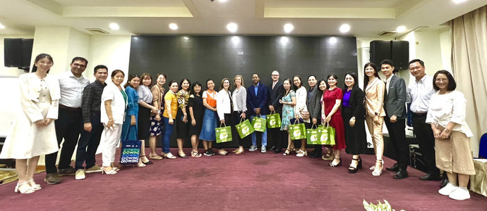 Các thành viên Dự án tăng cường năng lực cạnh tranh khu vực tư nhân Việt Nam nhận quà lưu niệm và chụp ảnh lưu niệm với các học viên tham gia Chương trình đào tạo và tư vấn mở rộng thị trường.