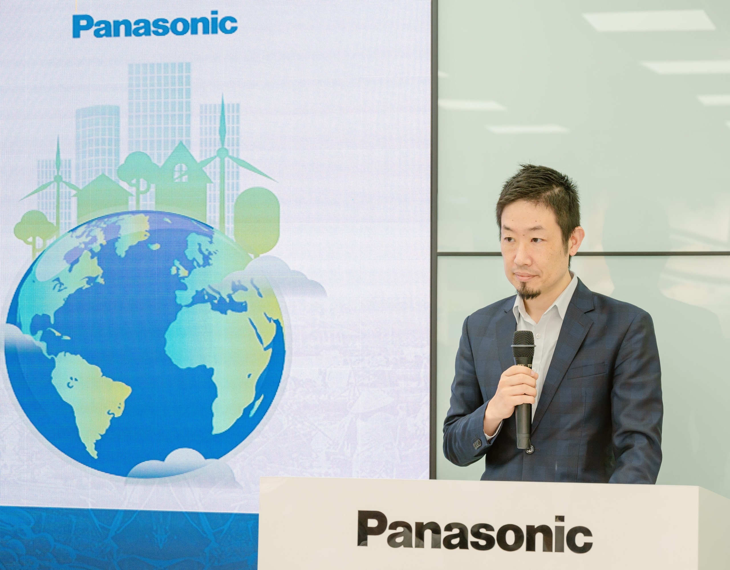 Ông Adachi Satoshi - Phó Giám đốc ngành hàng Điều hoà thương mại Panasonic Air – Conditioning Việt Nam phát biểu tại buổi tọa đàm.