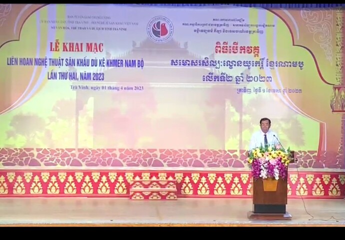 Ông Lê Thanh Bình, Ủy viên Ban Thường vụ Tỉnh ủy, Phó Chủ tịch UBND tỉnh Trà Vinh phát biểu chào mừng Liên hoan.