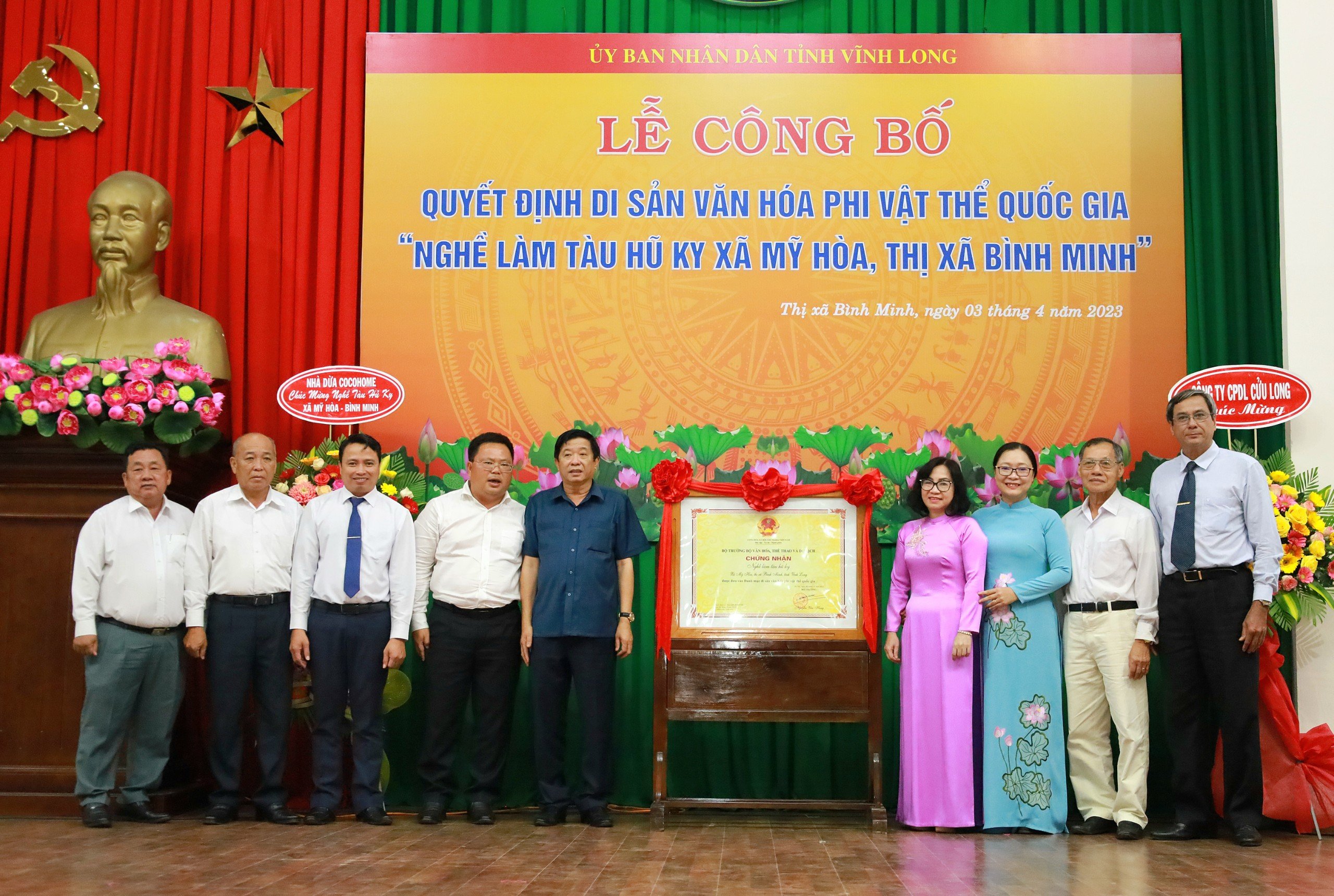 Các đại biểu chụp hình lưu niệm tại lễ công bố quyết định Di sản văn hóa phi vật thể quốc gia “Nghề làm Tàu hũ ky xã Mỹ Hòa, thị xã Bình Minh”.