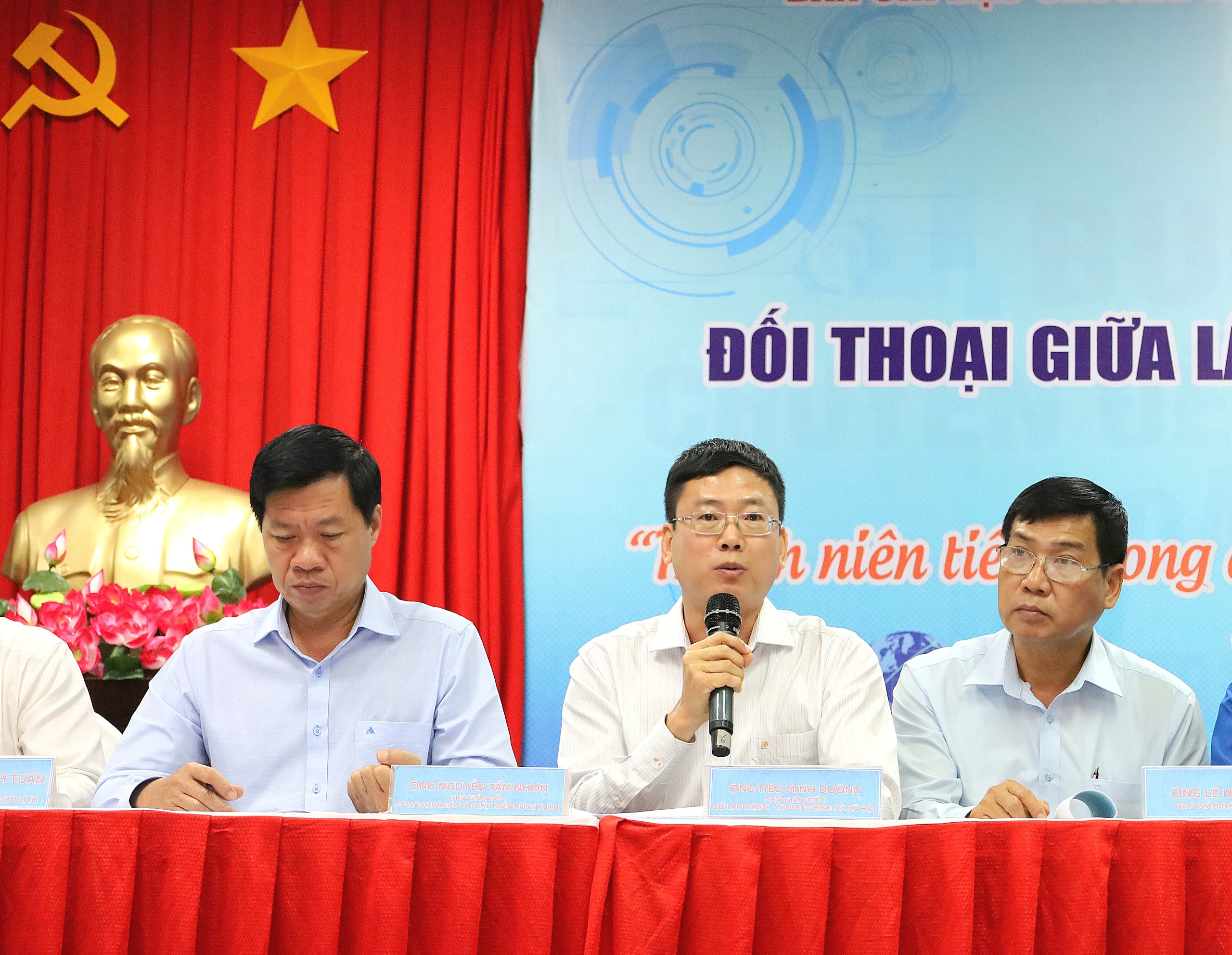 Ông Tiêu Minh Dưỡng - Phó Giám đốc Sở LĐTBXH TP. Cần Thơ trả lời câu hỏi của đoàn viên, thanh niên tại buổi đối thoại .