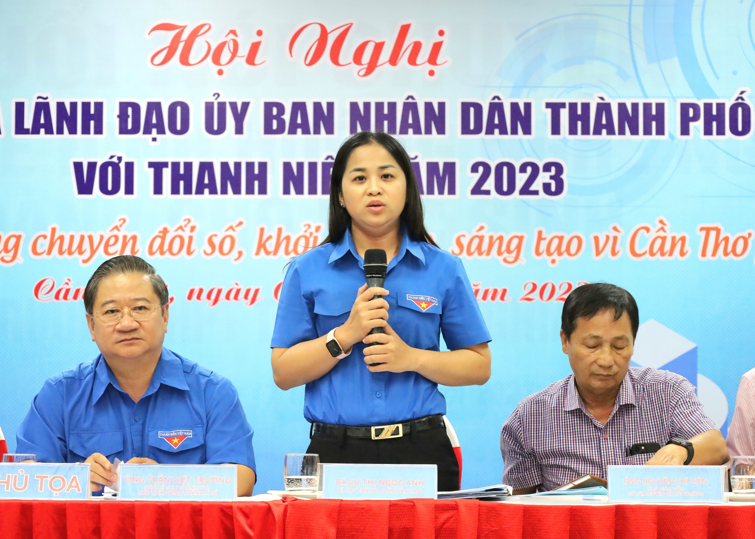 Chị Lư Thị Ngọc Anh – Bí thư Thành đoàn Cần Thơ phát biểu tại buổi đối thoại.