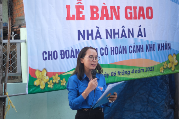 Bà Phạm Thái Thu - PBT Quận Đoàn Ninh Kiều phát biểu tại buổi lễ.