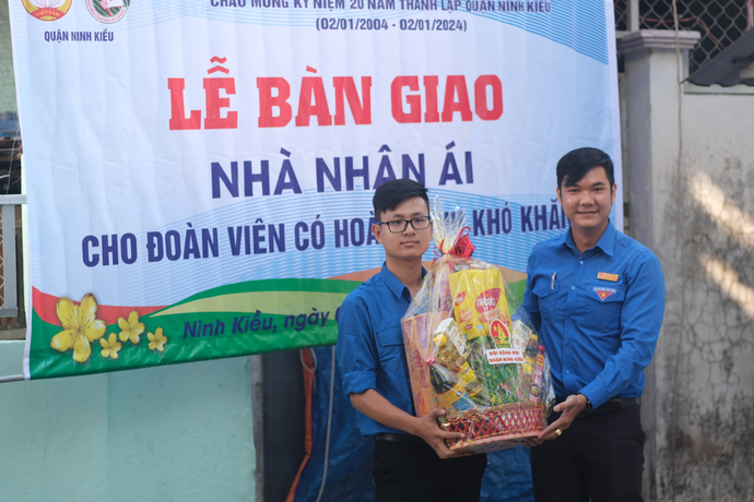 Món quà của các em đội viên trên địa bàn quận gửi gắm yêu thương đến gia đình Đoàn viên Trần Văn Yên.
