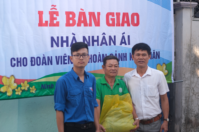 Đại diễn lãnh đạo phường Xuân Khánh trao quà cho gia đình Yên.