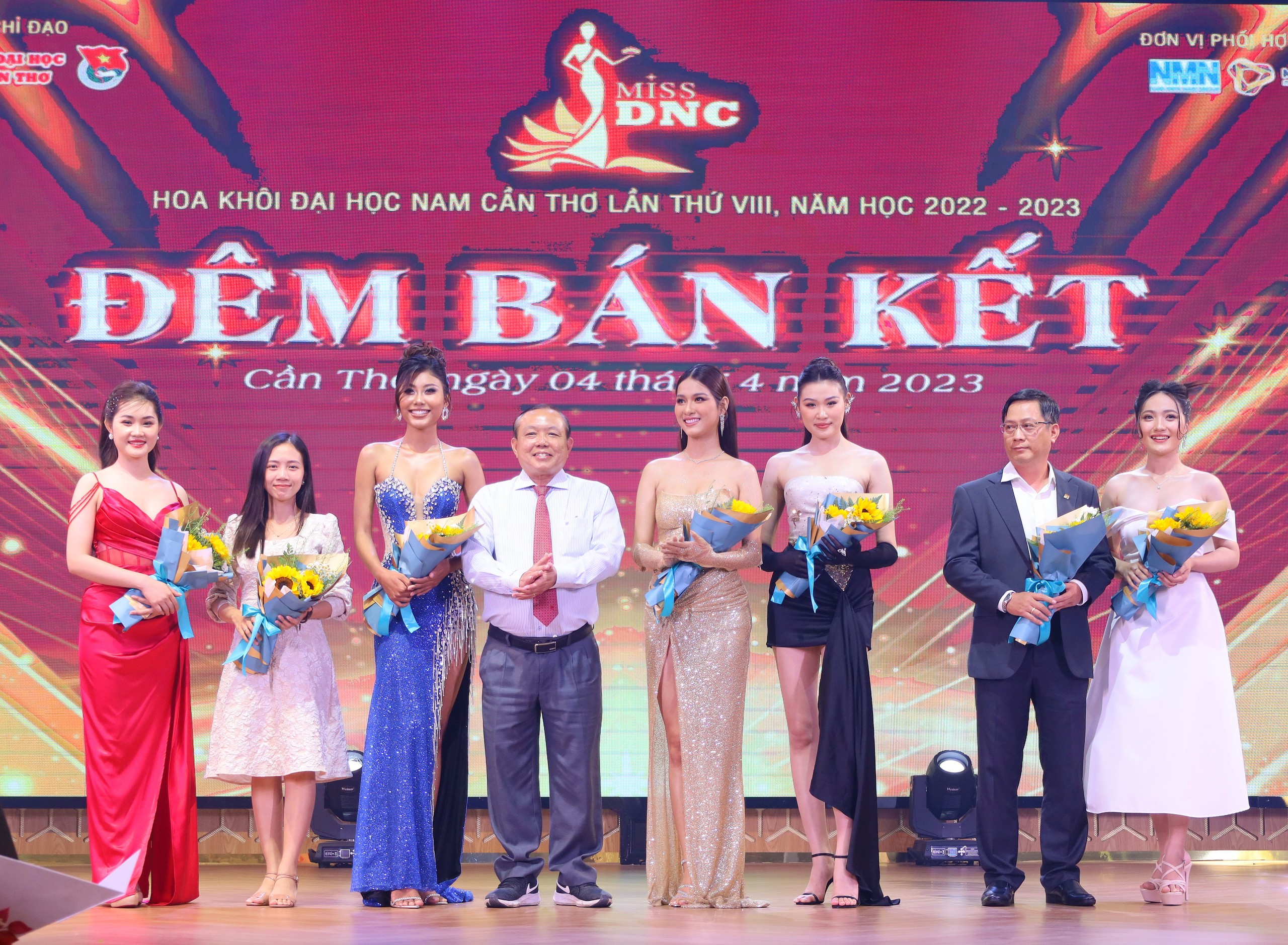 TS-LS. Nguyễn Tiến Dũng - Chủ tịch Hội đồng Trường Đại học Nam Cần Thơ tặng hoa cho ban giám khảo.