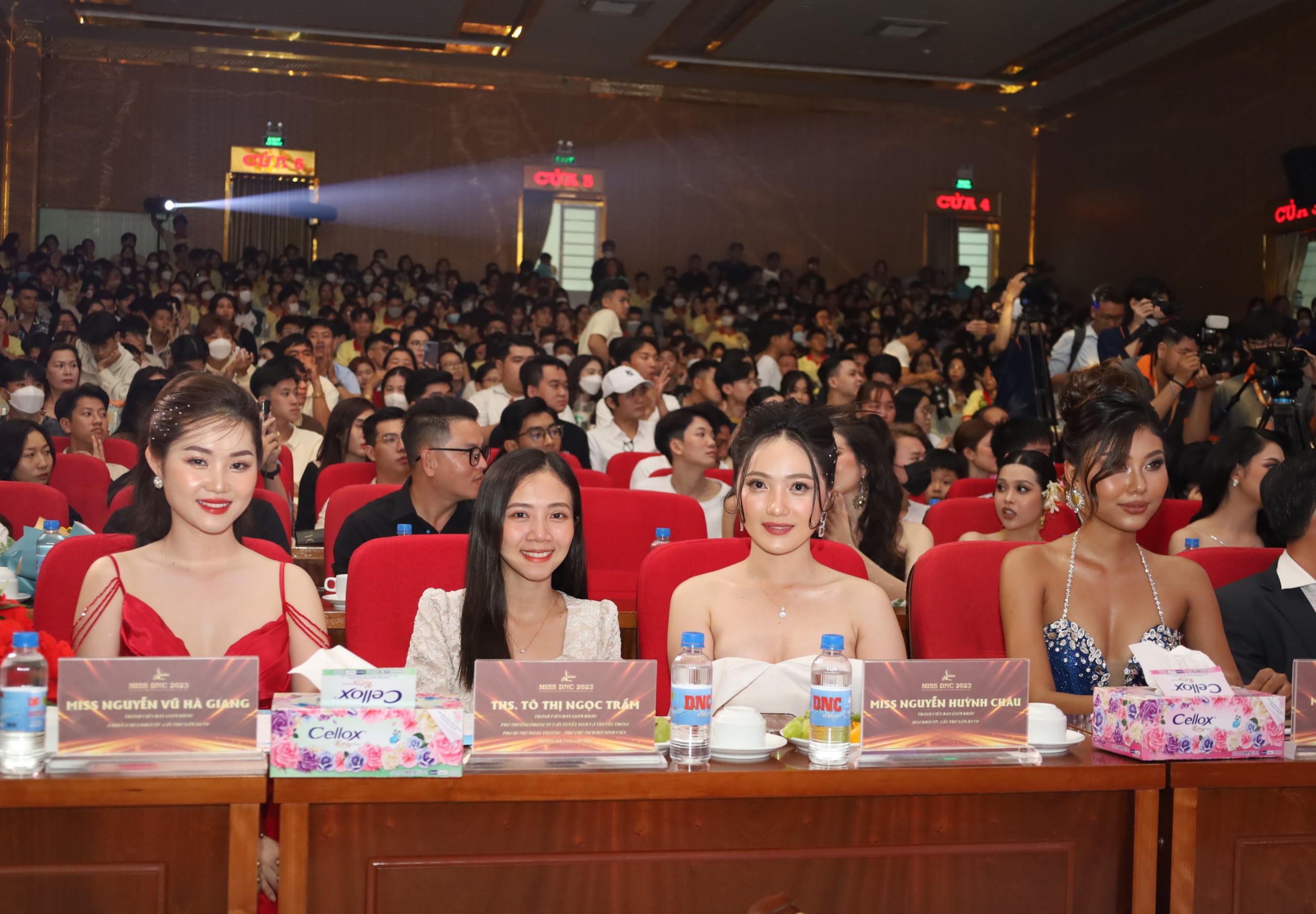 Bán giám khảo (từ bên trái qua) Miss Nguyễn Vũ Hà Giang – Á khôi 2 Hoa khôi TP. Cần Thơ năm 2016; ThS. Tô Thị Ngọc Trầm – Phó phòng TVTS&TT Đại học Nam Cần Thơ, Phó Bí thư Đoàn trường, Chủ tịch Hội sinh viên; Miss Nguyễn Huỳnh Châu – Hoa khôi Tp. Cần Thơ năm 2019.