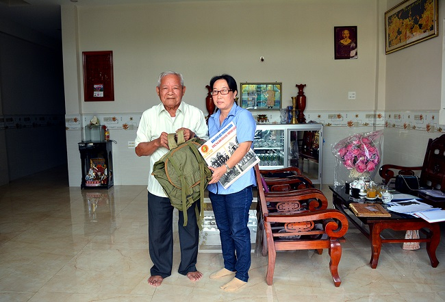 Ông Võ Thanh Sinh, người trực tiếp tham gia trận Ðầm Dơi - Cái Nước - Chà Là trao tặng hiện vật là ba lô và đèn pin cho đại diện Bảo tàng tỉnh.