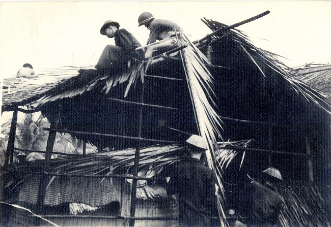 Hình ảnh đơn vị U Minh giúp đồng bào ở xóm Kinh 10 Phải, xã Hưng Mỹ (Cà Mau). Ảnh tư liệu.