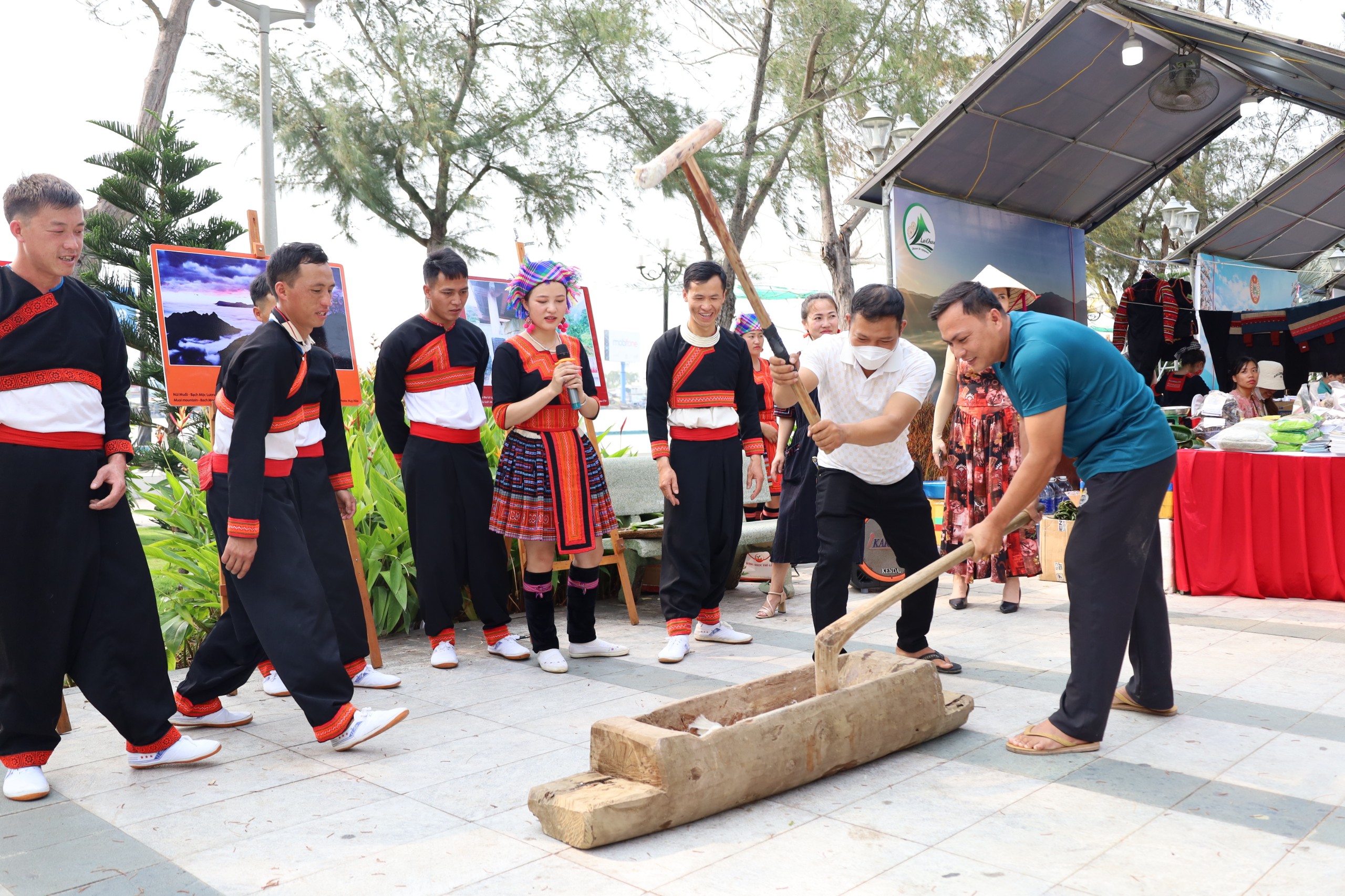 Du khách trải nghiệm Giã bánh Dày ngày Tết của người Mông tỉnh Lai Châu.