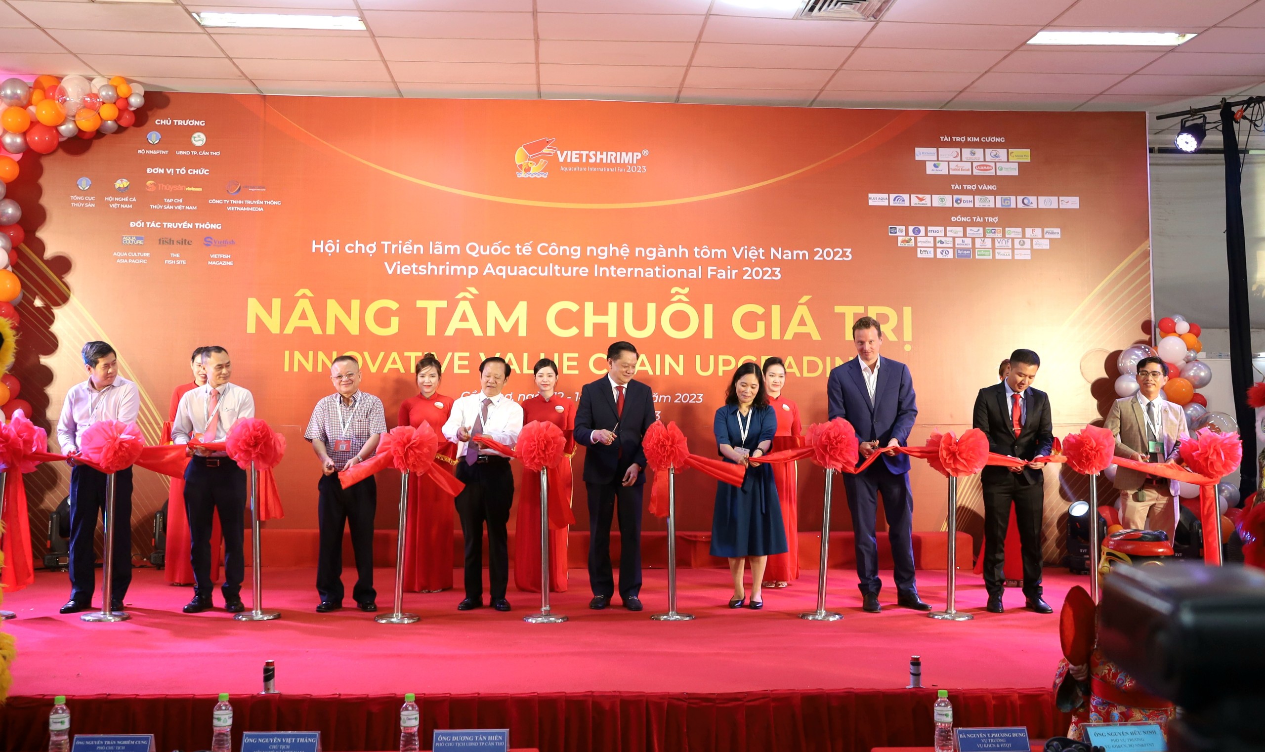 Các đại biểu thực hiện nghi thức cắt băng khai mạc Hội chợ Triển lãm Quốc tế Công nghệ ngành Tôm Việt Nam 2023.