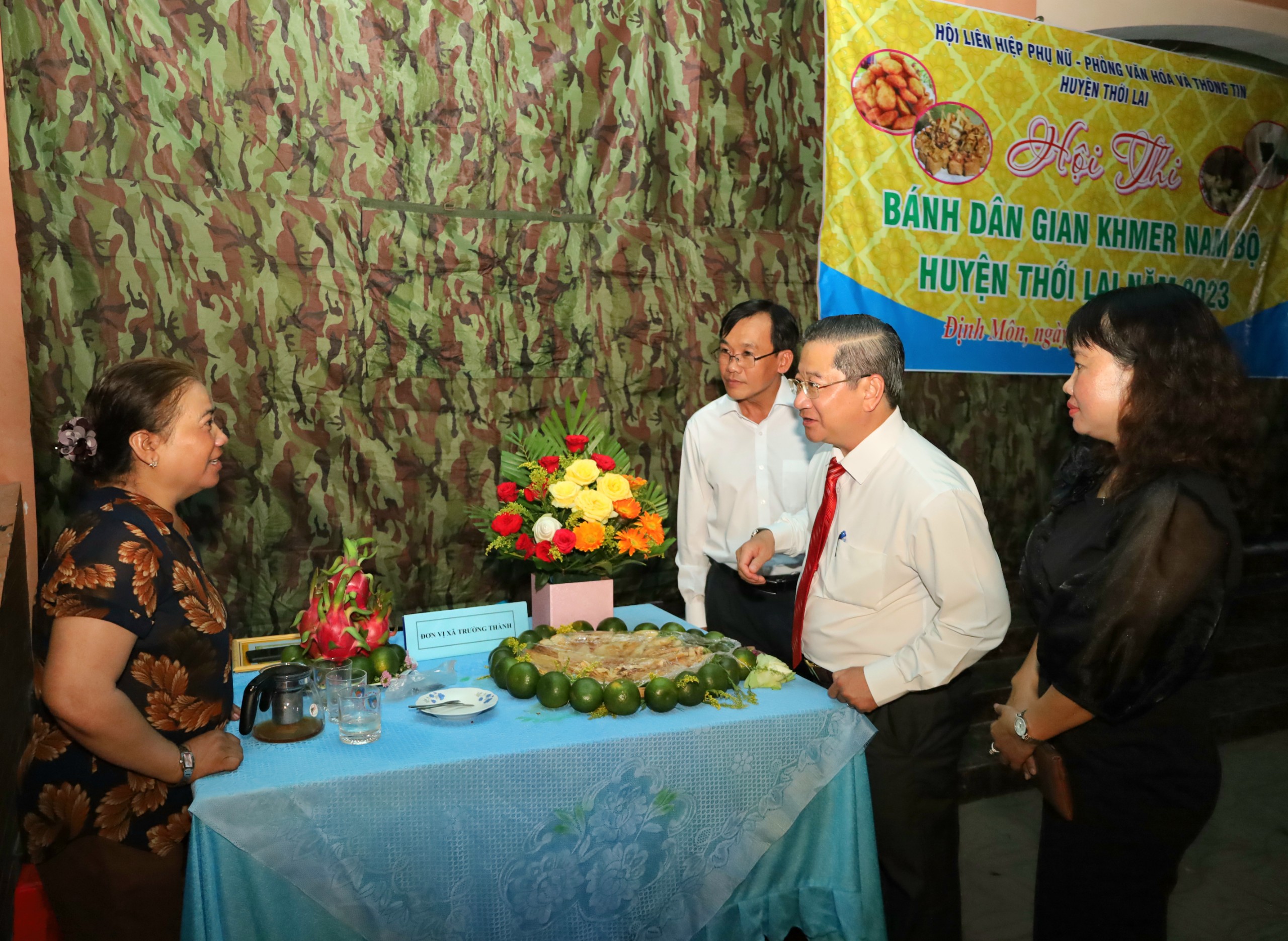 Ông Trần Việt Trường - Phó Bí thư Thành ủy, Chủ tịch UBND TP. Cần Thơ trò chuyện cùng nghệ nhân làm bánh dân gian Khmer.