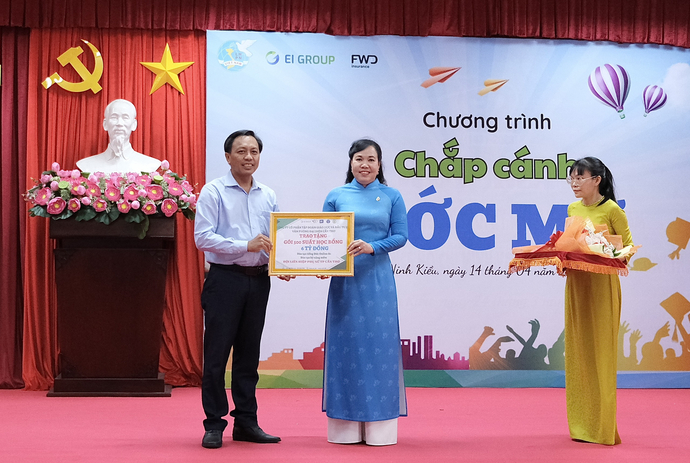 Bà Võ Kim Thoa, Chủ tịch Hội Liên hiệp Phụ nữ TP Cần Thơ nhận bảng tượng trưng 500 suất học tiếng Đức để hỗ trợ cho các bạn có nhu cầu tham gia du học nghề tại Đức từ EI Group Cần Thơ.