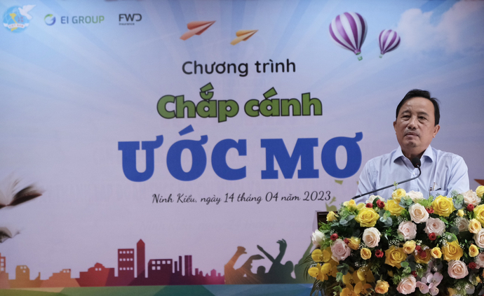 Ông Nguyễn Tiền Phong, Ủy viên Ban Thường vụ Thành ủy – Bí thư Quận ủy Ninh Kiều phát biểu tại chương trình.