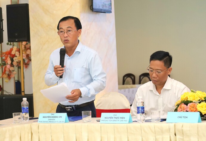 Ông Nguyễn Hoàng Ơn - Giám đốc Trung tâm Phát triển Du lịch TP. Cần Thơ trả lời câu hỏi của các cơ quan báo chí tại buổi họp báo.