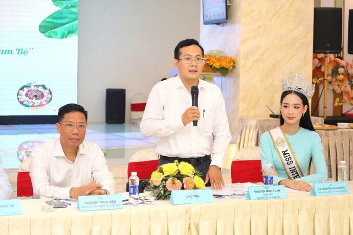 Ông Nguyễn Minh Tuấn - Giám đốc Sở Văn hóa, Thể thao và Du lịch TP. Cần Thơ trả lời câu hỏi của các cơ quan báo chí tại buổi họp báo.