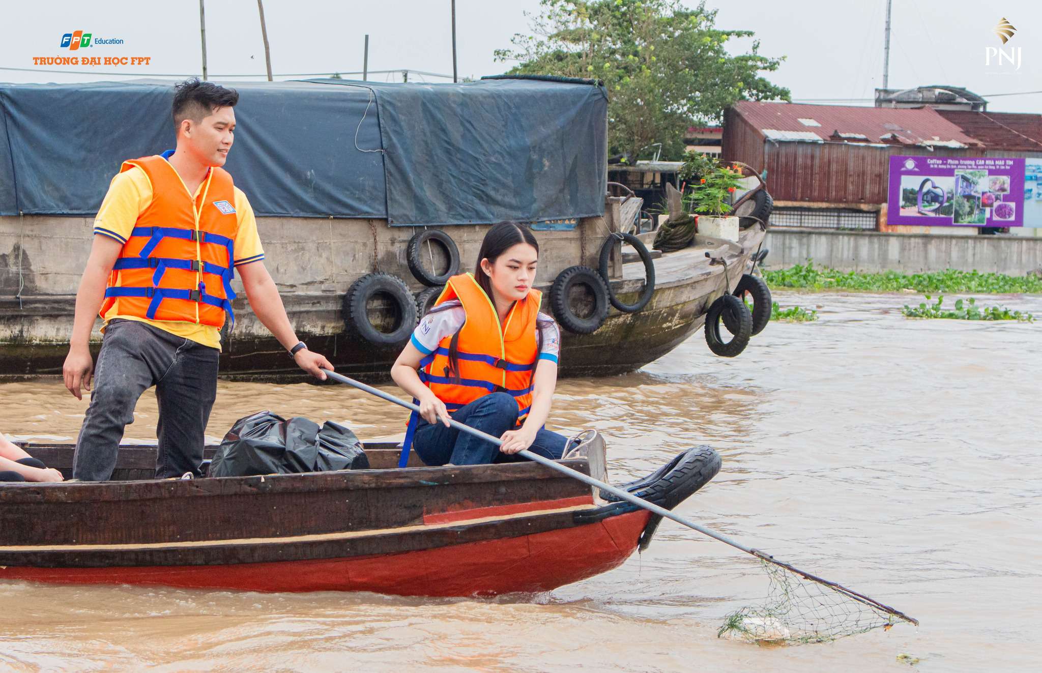 Trần Cẩm Ngọc cũng gây ấn tượng với mọi người qua các hoạt động cộng đồng như thăm viện dưỡng lão, tổ chức hoạt động và tặng quà cho trẻ em vào ngày Trung Thu, tham gia dọn rác ở Chợ Nổi.