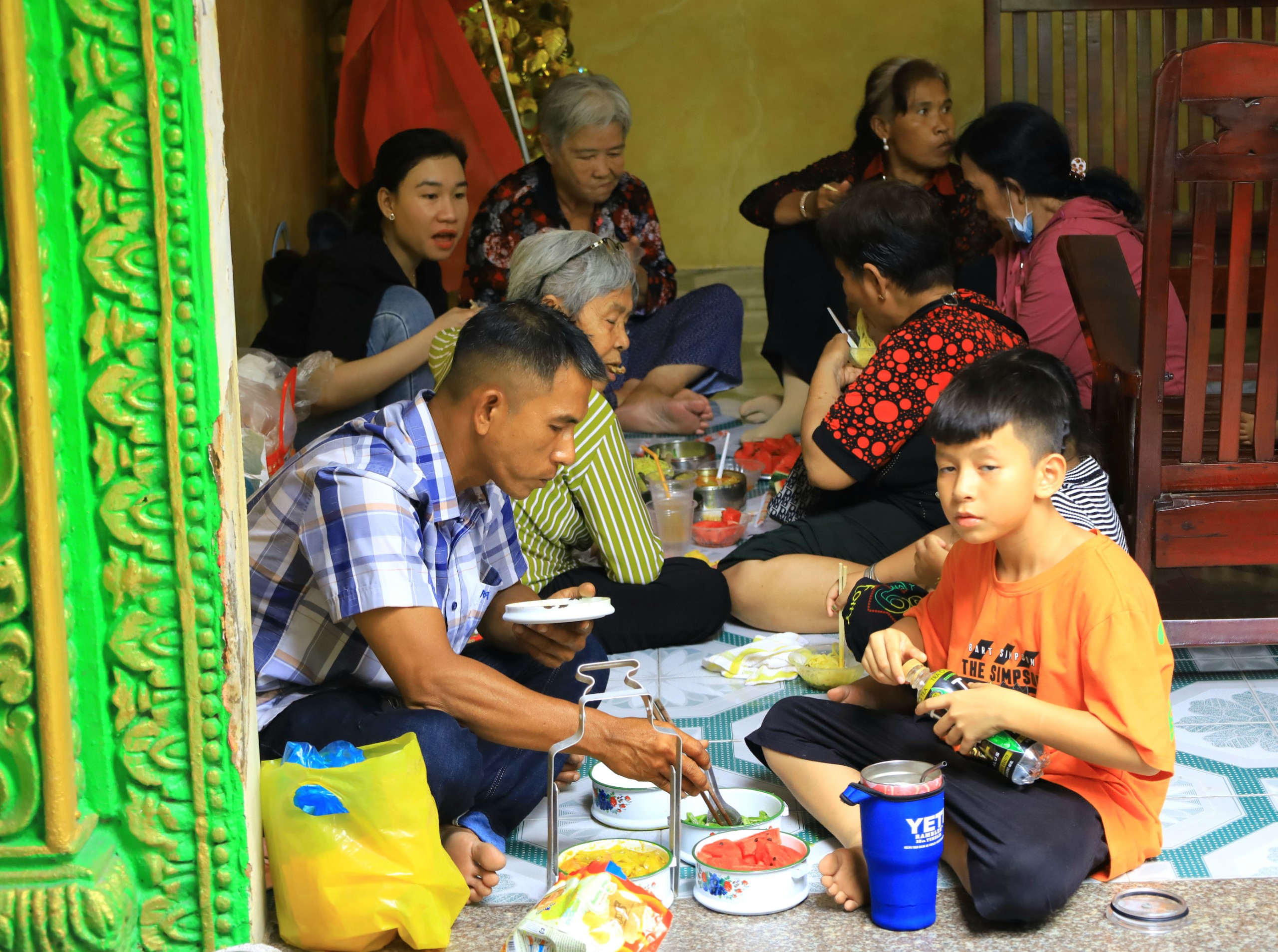 Cả nhà cùng nhau quây quần ăn cơm tại chùa trong ngày Tết Chol Chnam Thmay.