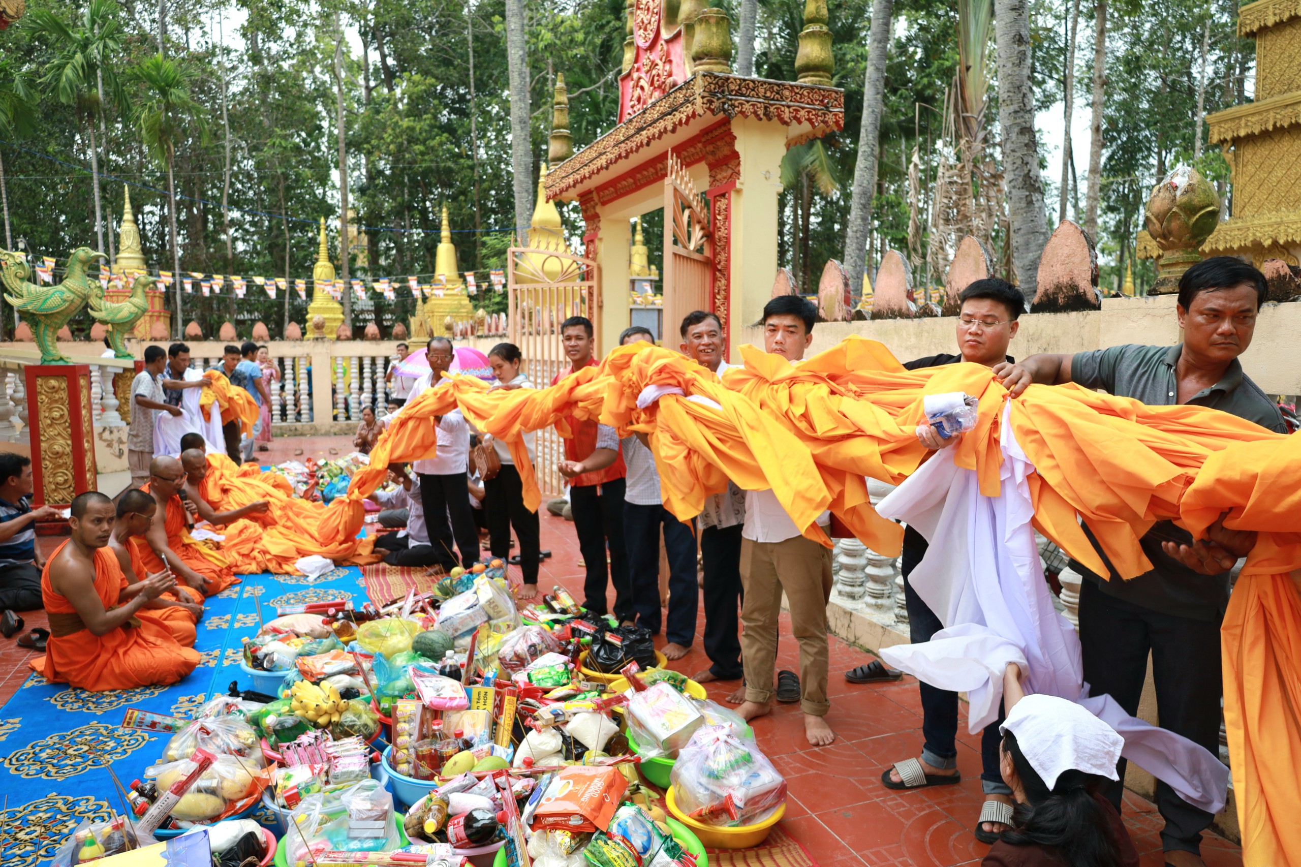 Đại lễ Băngsokol rút vải cầu siêu.