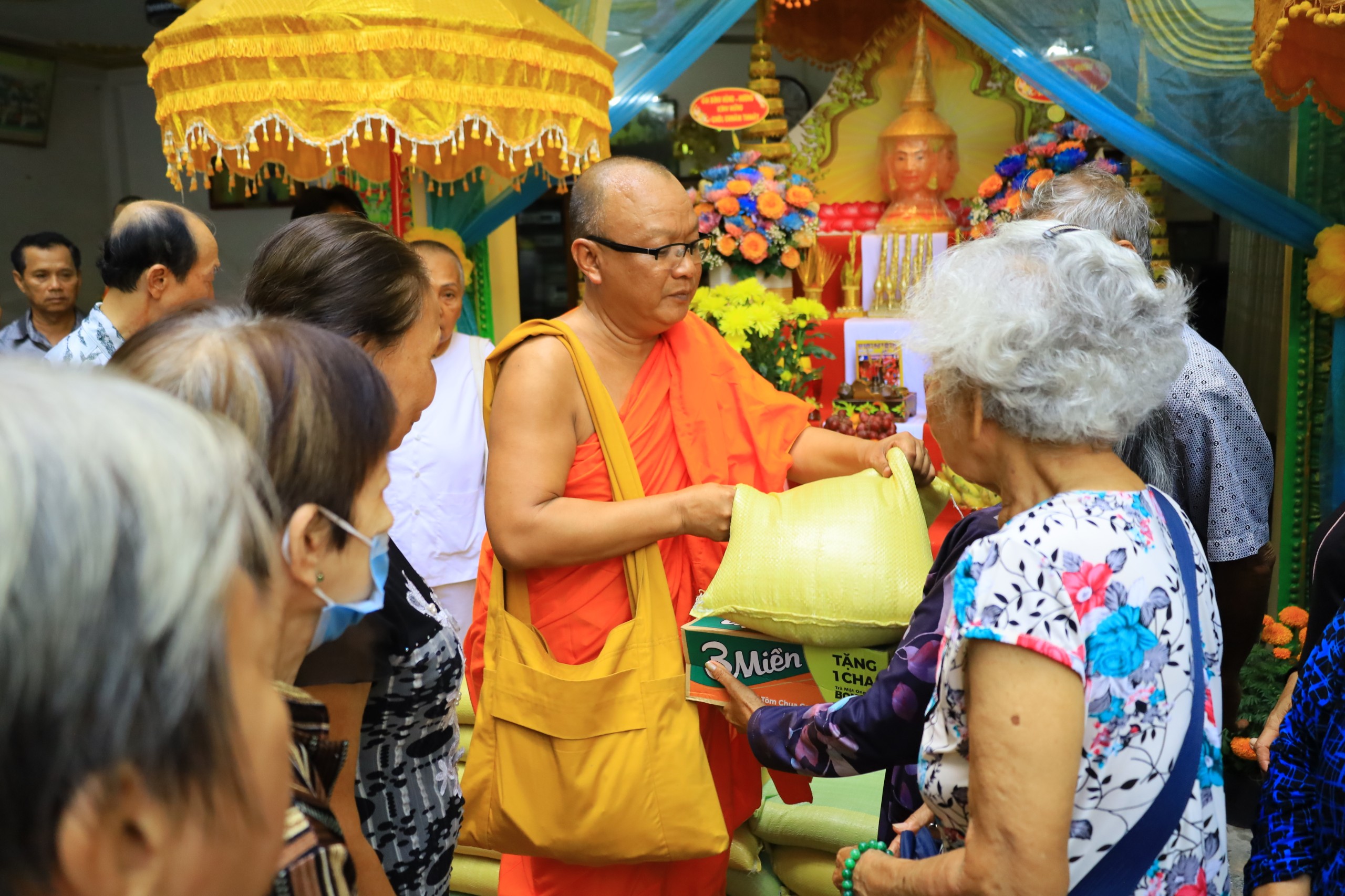 Thượng tọa Lý Hùng - Uỷ viên Hội đồng Trị sự, Phó Trưởng ban Pháp chế Trung ương Giáo hội Phật giáo Việt Nam, Trụ trì chùa Pitu Khôsa Răngsây tặng quà cho à con lao động khó khăn.