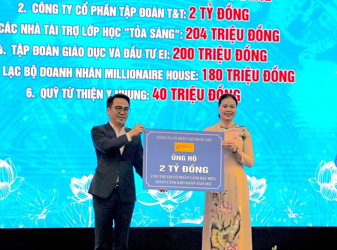 Đại diện lãnh đạo Tập đoàn T&T Group (trái) trao ủng hộ 2 tỷ đồng cho Trung tâm Công tác xã hội và Quỹ Bảo trợ trẻ em Hà Nội nhằm hỗ trợ trẻ em có hoàn cảnh đặc biệt, hoàn cảnh khó khăn.