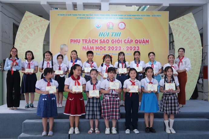 22 em thí sinh là Phụ trách Sao tại các Liên đội tiểu học được nhận giấy chứng nhận.