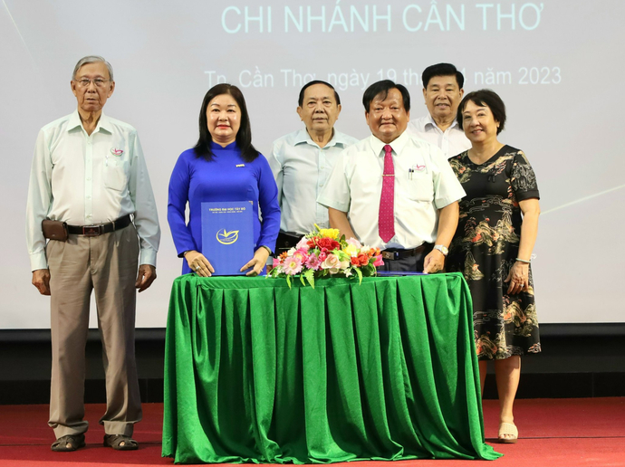 Lãnh đạo Trường Ðại học Tây Ðô và Công ty TNHH Bán lẻ Phương Nam chi nhánh Cần Thơ ký kết biên bản ghi nhớ về phối hợp tổ chức các hoạt động khuyến đọc trong thầy cô và sinh viên của trường.