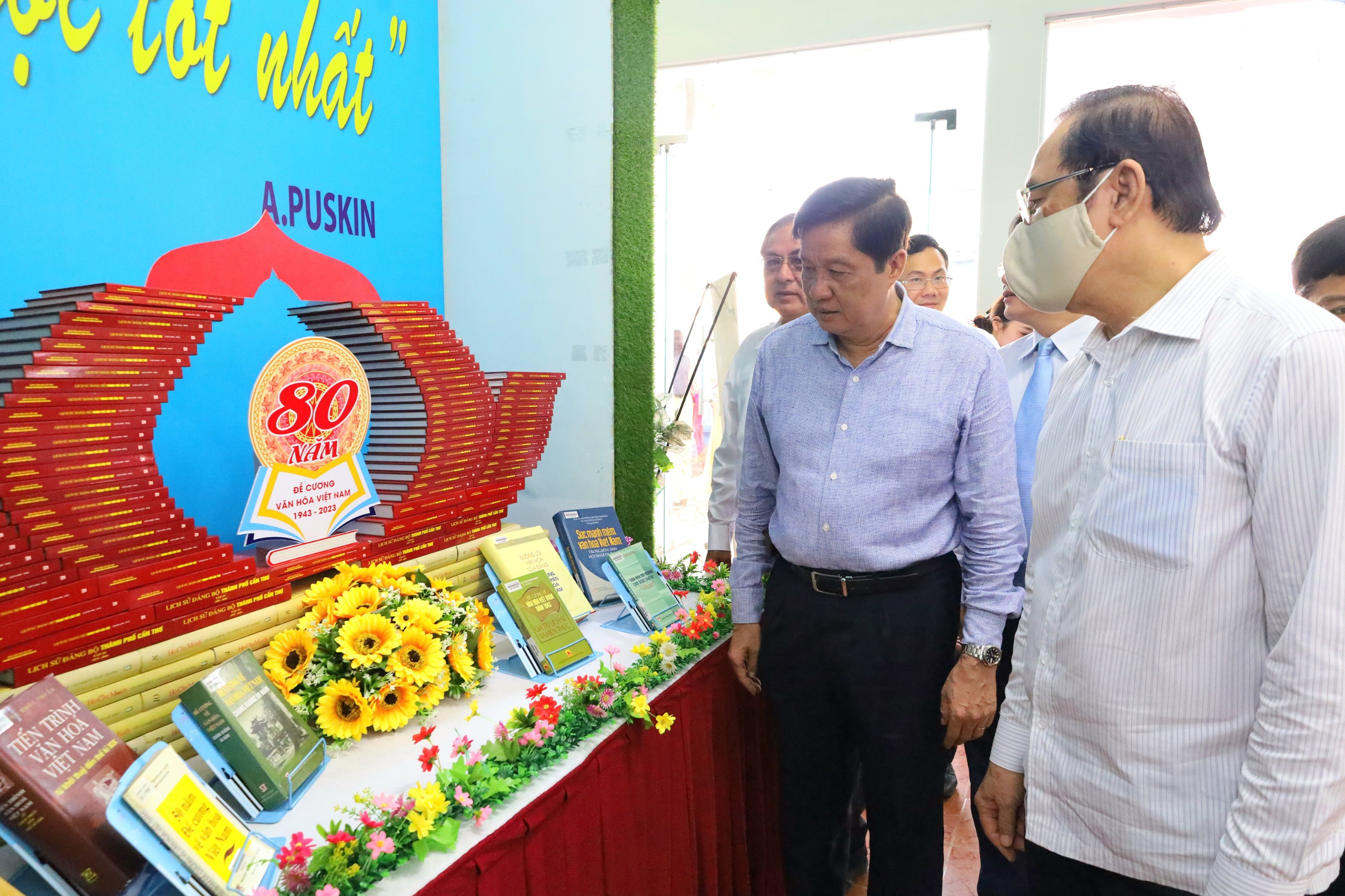 Ông Phạm Văn Hiểu - Phó Bí thư Thường trực Thành ủy, Chủ tịch HĐND TP. Cần Thơ và các đại biểu tham quan khu vực trưng bày sách tại ngày hội.