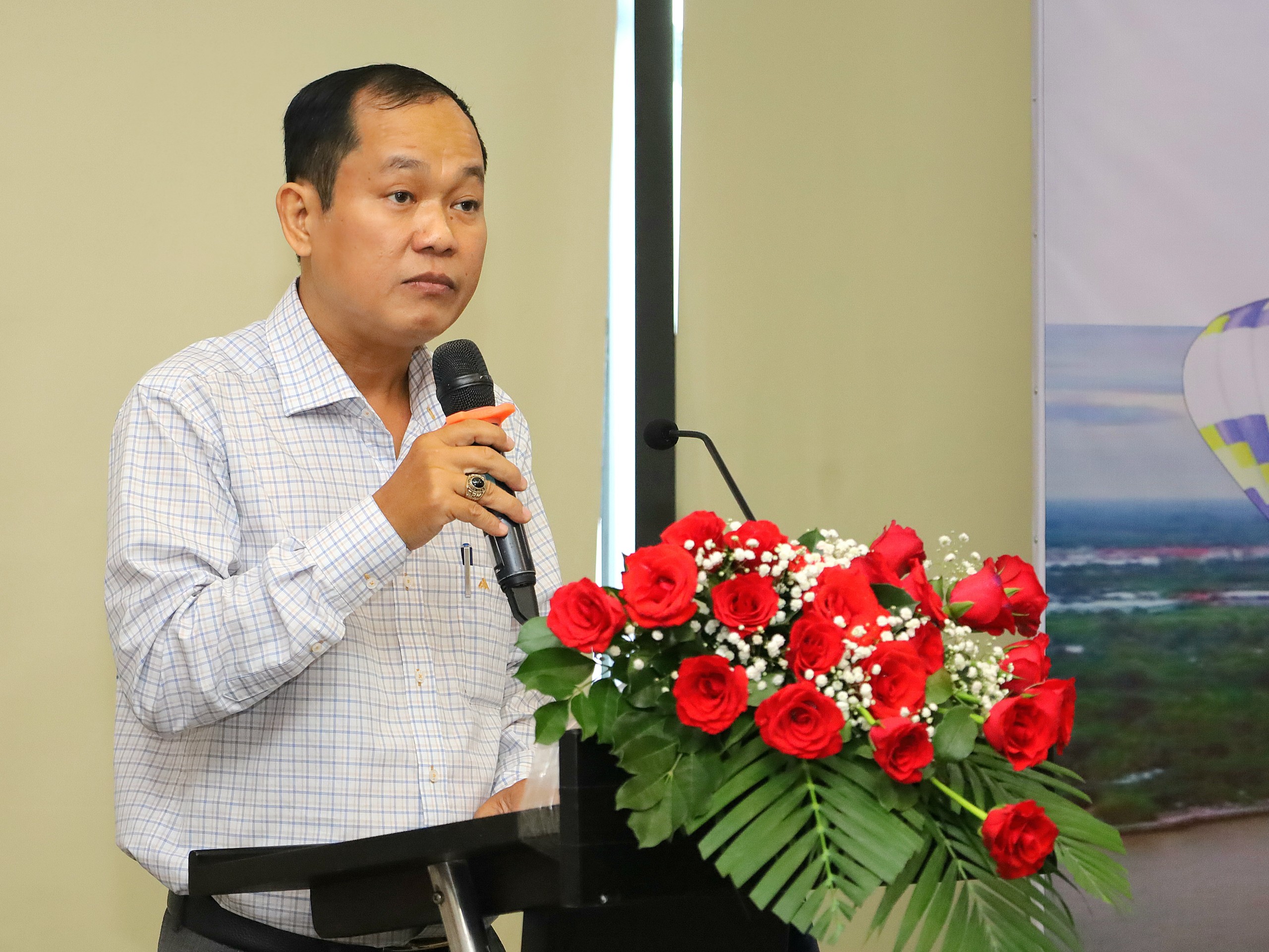 Ông Trương Công Quốc Việt - Phó Giám đốc Sở Văn hóa, Thể thao và Du lịch TP. Cần Thơ thông tin về các hoạt động sẽ diễn ra tại Lễ hội khinh khí cầu.