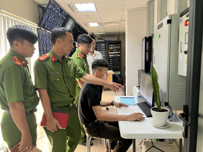Cán bộ Phòng Cảnh sát PCCC và CNCH - Công an tỉnh Kiên Giang kiểm tra hệ thống PCCC của resort Novotle