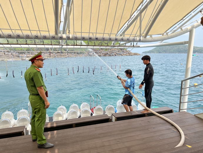 Cán bộ Phòng Cảnh sát PCCC và CNCH - Công an tỉnh Kiên Giang kiểm tra, hướng dẫn nhân viên làm việc trên tàu Nautilus Namaste