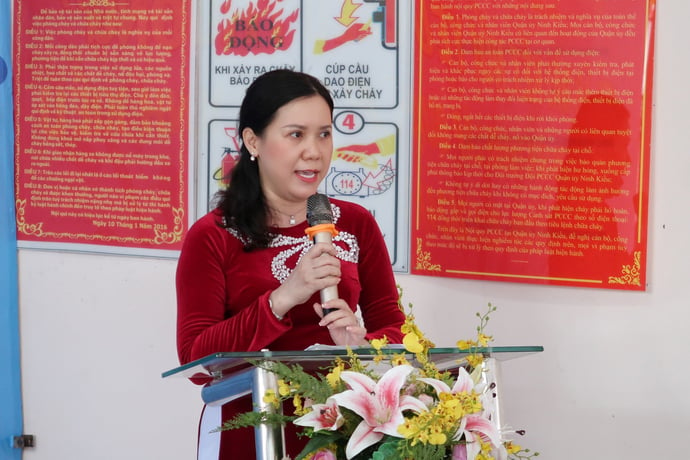 Bà Nguyễn Thị Hồng Nga - Ủy Viên BTV Hội LHPN TPCT, Chủ tịch Hội LHPN quận Ninh Kiều phát biểu tại Chương trình.