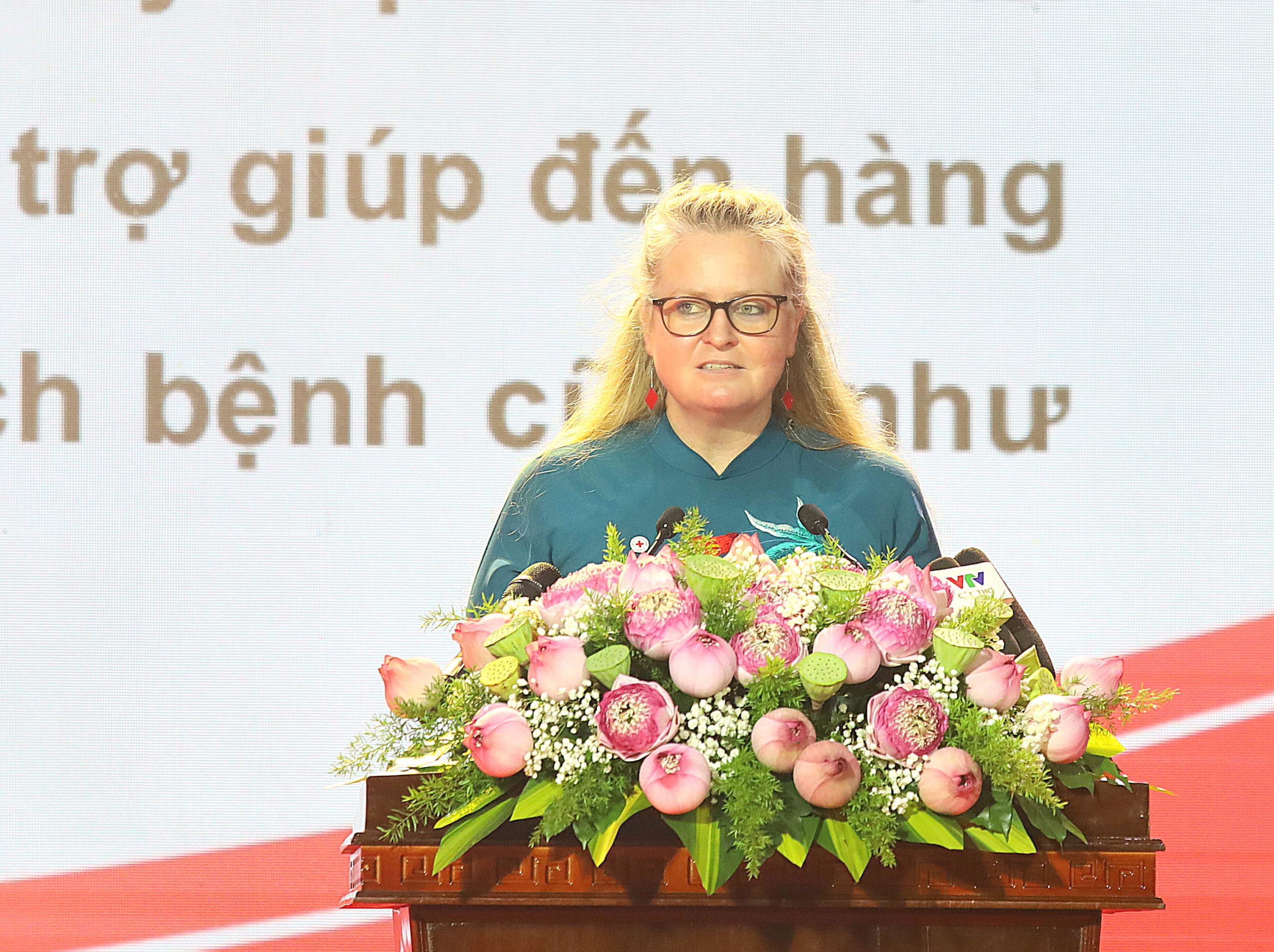 Bà Dena Fisher - Đại diện Ủy ban Chữ Thập đỏ quốc tế tại Việt Nam phát biểu tại lễ phát động.