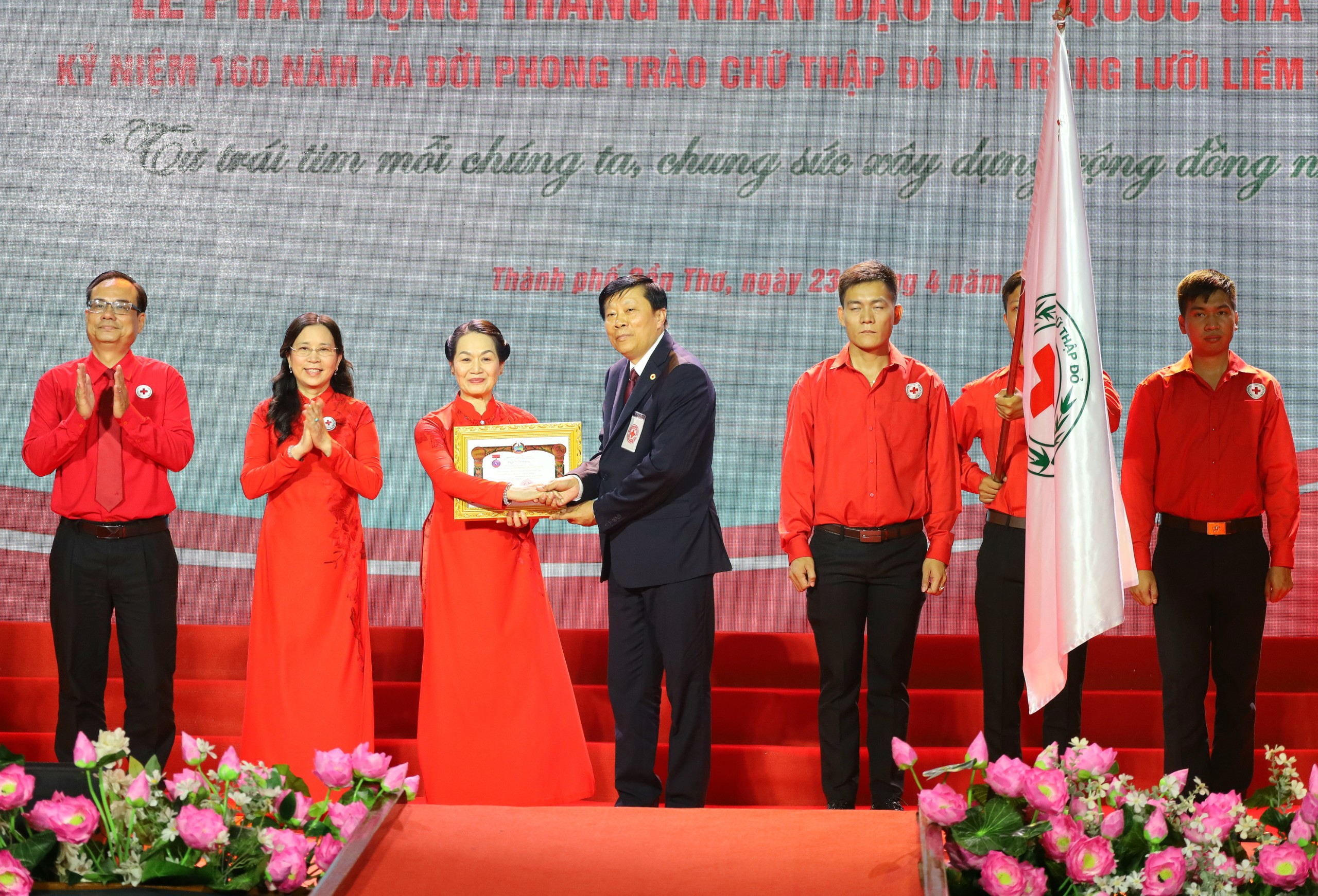 Ông Phouthone - Chủ tịch Hội Chữ Thập đỏ Lào trao tặng phần thưởng cao quý của Nhà nước Cộng hòa dân chủ nhân dân Lào - Huân chương Hữu nghị cho Trung ương Hội Chữ thập đỏ Việt Nam.