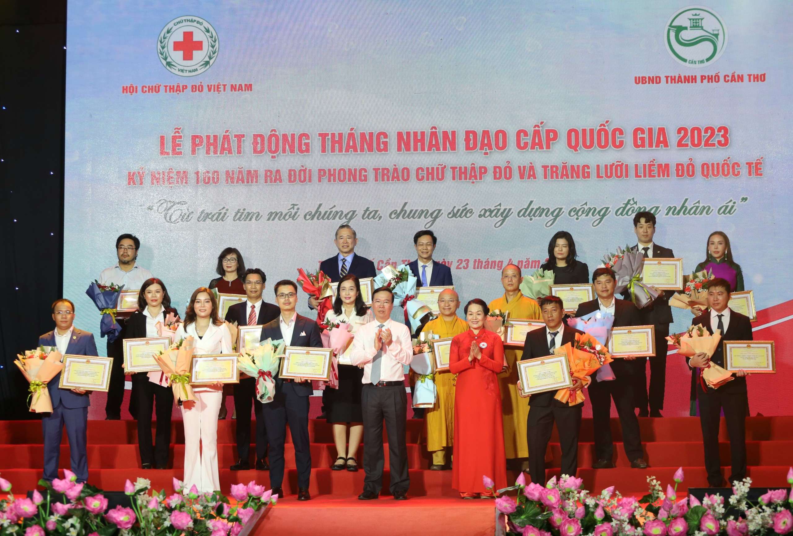 Chủ tịch nước Võ Văn Thưởng và Bà Bùi Thị Hòa - Bí thư Đảng đoàn, Chủ tịch Hội Chữ thập đỏ Việt Nam trao hoa và bảng ghi nhận tấm lòng vàng cho các tổ chức, cá nhân đã tích cực ủng hộ Tháng Nhân đạo năm 2023.